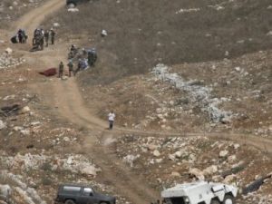 صورة من الارشيف لقوات الامم المتحدة في منطقة حولا جنوب لبنان تتفقد موقع تفجير اداة تجسس اسرائيلية 
