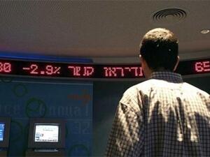 اسرائيلي يقف امام لوحة الكترونية في مبنى البورصة