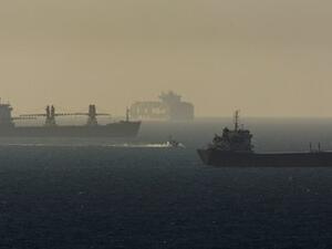 سفينة تابعة للبحرية الاسرائيلية تقوم بدورية بين سفن شحن في ميناء اشدود
