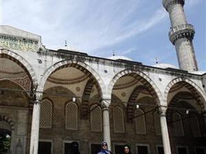 سائحات عربيات عند المسجد الأزرق في اسطنبول

