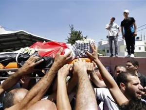 فلسطينيون يحملون جثمان يونس جحجوح خلال جنازته يوم الاثنين قرب رام الله