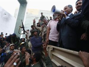 مصطفى عبد الجليل خلال زيارة مدينة سرت