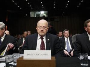 جيمس كلابر (وسط)