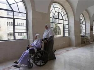 مريضة خلال نقلها داخل مستشفى اوجستا فيكتوريا في القدس الشرقية
