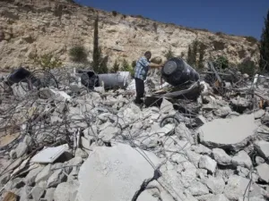 اسرائيل تهدم ثلاثة منازل وتشرد نحو 70 مقدسيا