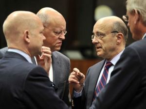 جوبيه مع نظرائه البريطاني ولبم هيغ (يسار) والسويدي اوريل روزنتال (وسط) على هامش اجتماع لوزراء الخارجية الاوروبيين
