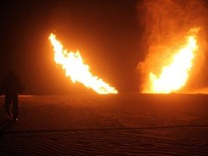 النيران تتصاعد من خط انابيب الغاز المصري في المساعيد قرب العريش