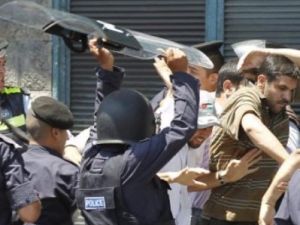 رجال امن اردنيون يضربون عدا من المتظاهرين في العاصمة عمان