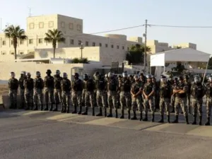 عدد من شرطة مكافحة الشغب الاردنية 
