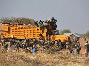 عناصر من جيش جنوب السودان يستعدون لمغادرة جوبا