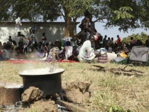 مدنيون يحتشدون في مجمع تابع للامم المتحدة في جوبا عاصمة جنوب السودان
