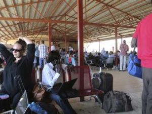 مواطنون واجانب في مطار جوبا
