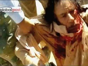 لقطة من فيديو للحظة اعتقال القذافي