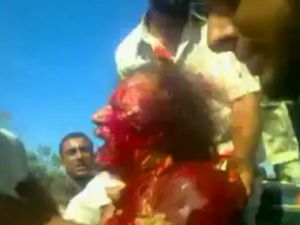 لقطة من فيديو يظهر القذافي خلال اعتقاله