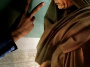 صورة للزعيم الليبي معمر القذافي يؤدي الصلاة
