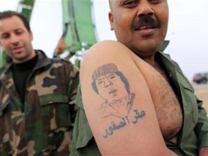 جندي من قوات القذافي يظهر وشما للزعيم الليبي على ذراعه في أجدابيا 
