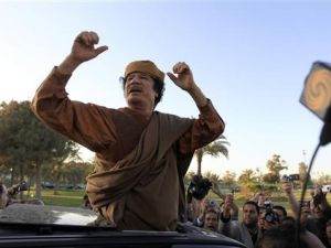 الزعيم الليبي معمر القذافي في طرابلس يوم الاحد
