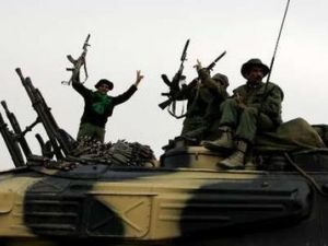 جنود من قوات القذافي خارج اجدابيا