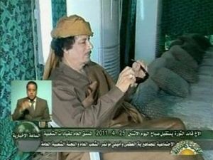 صورة للقذافي وهو ينظف نظارته داخل خيمة في باب العزيزية بعد ساعات من الغارة