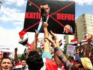 تظاهرة ضد نظام الرئيس السوري بشار الاسد امام القنصلية السورية في انقرة 
