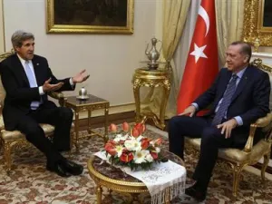 رئيس الوزراء التركي طيب اردوغان خلال استقباله وزير الخارجية الامريكي جون كيري (الى اليسار) في انقرة يوم اول مارس اذار 2013
