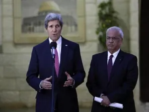 وزير الخارجية الأمريكي جون كيري يدلي بتصريحات وإلى جواره كبير المفاوضين الفلسطينيين صائب عريقات
