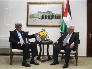 وزير الخارجية الامريكي جون كيري خلال اجتماعه مع الرئيس الفلسطيني محمود عباس
