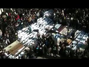 صورة من فيديو على يوتيوب لجنازة جماعية في حمص بعد مقتل اكثر من 200 شخصا في قصف عنيف ليل الجمعة السبت بحسب المعارضة 
