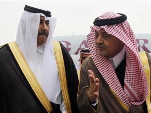وزير الخارجية السعودي الامير سعود الفيصل (الى اليمين) يتحدث الى الشيخ حمد بن جاسم ال ثاني رئيس الوزراء ووزير خارجية قطر
