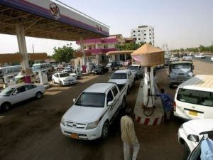 سودانيون ينتظرون امام محطة لتعبئة الوقود في الخرطوم