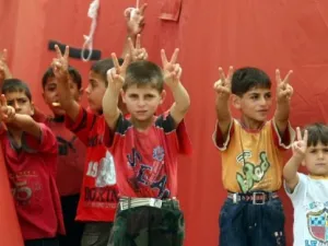 اطفال لاجئين سوريين في مخيم يايلاداغه في محافظة هاتاي التركية 
