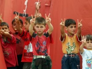 اطفال لاجئين سوريين في مخيم يايلاداغه في محافظة هاتاي التركية 
