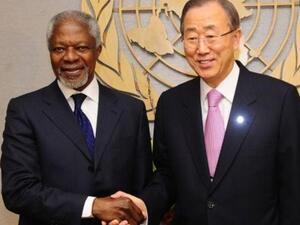 كوفي انان مصافحا بان كي مون