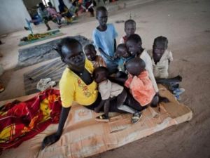 ام مع اطفالها اللاجئينمن كردفان
