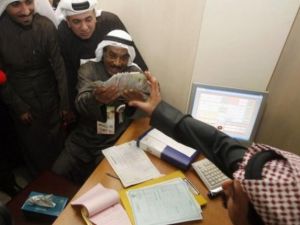 كويتيون يتقدمون بترشيحاتهم