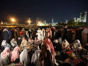 متظاهرون من المعارضة الكويتية يتجمعون امام قصر العدل في الكويت الخميس 
