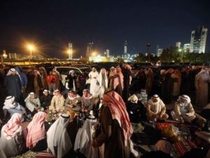 متظاهرون من المعارضة الكويتية يتجمعون امام قصر العدل في الكويت الخميس 