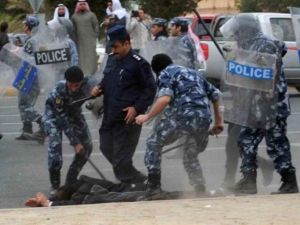 شرطة مكافحة الشغب الكويتية تعتقل متظاهرا في الجهراء
