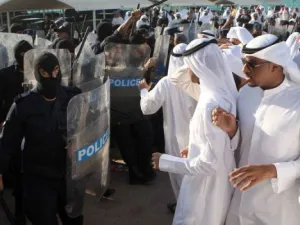 الشرطة الكويتية في مواجهة متظاهرين من المعارضة امام مقر الشرطة شرق العاصمة الاربعاء
