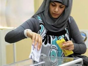 كويتية تدلي بصوتها في انتخابات برلمانية سابقة في الكويت
