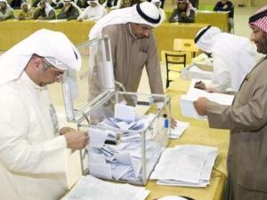 موظفون يفرزون صناديق الاقتراع في الانتخابات البرلمانية الكويتية
