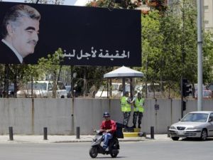 لوحة اعلانية تحمل صورة رئيس الوزراء اللبناني السابق رفيق الحريري في بيروت
