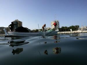 صيادون على شاطئ صور