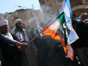 حرق علمي اسرائيل وايران خلال تظاهرة ضد النظام السوري في طرابلس شمال لبنان