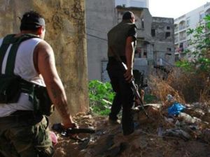 مقاتلان من السنة خلال اشتباكات في طرابلس اللبنانية
