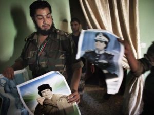 مقاتلون موالون للمجلس الانتقالي الليبي يفتشون احد المنازل في حي بو سليم في طرابلس
