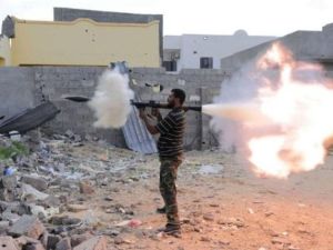 آخر مقاتلي القذافي محاصرون في آخر معاقله في ليبيا
