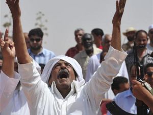 ليبي يشارك في تشييع جنازة احد مقاتلي المعارضة في بنغازي
