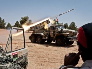 الثوار يطلقون صاروخا باتجاه قوات القذافي من مدينة غوالش
