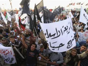 ليبيون يطالبون بتطبيق الشريعة الاسلامية في مسيرة في بنغازي 
